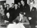 Ян Смит подписывает декларацию независимости Родезии. 1965