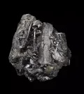 Сросток чёрных блестящих призматических искривлённых кристаллов энаргита размером 1–2 см на массивном энаргите. Размер образца 4 см. Пасто-Буэно, Перу
