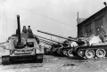Самоходные артиллерийские установки СУ-100 во дворе завода «Уралмаш» перед отправкой на фронт. Осень 1944