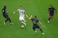 Игрок сборной Аргентины Ди Мария совершает прорыв по флангу во время матча с командой Франции