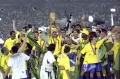 Сборная Бразилии – «Пентакампеоны». Игроки празднуют победу на чемпионате мира по футболу. Иокогама (Япония). 2002