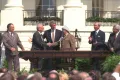 Премьер-министр Израиля Ицхак Рабин, президент США Билл Клинтон и лидер ООП Ясир Арафат во время церемонии подписания соглашения «Осло I». Вашингтон. 13 сентября 1993