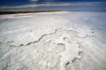 Корка каменной соли на поверхности озера Баскунчак (Астраханская область, Россия)
