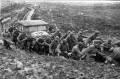 Немецкие солдаты вытаскивают застрявший в грязи автомобиль. Осень 1941