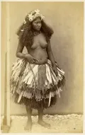 Тувалу. Женщина с атолла Нукуфетау в головном уборе и юбке из растительных волокон