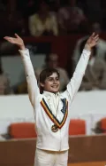 Надя Комэнеч с золотой медалью на Олимпийских играх. Монреаль. 1976