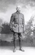 Пьер де Кубертен в военном мундире во время службы во французской армии. 1915