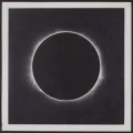 Фотография солнечной короны, полученная с помощью внезатменного коронографа
