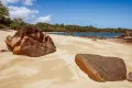 Бухта Антунгила и песчаный пляж в северо-восточной части острова (Мадагаскар)