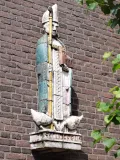 Статуя святого Лиудгера с гусями. Церковь Святого Бонифация, Доккюм (Нидерланды)