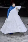 Джиджи Хадид демонстрирует одежду модного бренда Off-White. Дизайнер Вирджил Абло. Коллекция осень/зима 2021