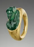 Золотой перстень с камеей в виде головы богини Минервы. Мторолит. 1 в.