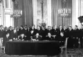 Президент Французской республики Шарль де Голль и федеральный канцлер ФРГ Конрад Аденауэр подписывают договор о дружбе между Францией и ФРГ. 22 января 1963