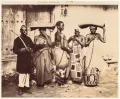 Группа закованных в цепи рабынь с надсмотрщиком. Занзибар. 25 августа 1896