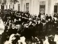 Церемония подписания Трианонского договора. Глава венгерской делегации Агошт Бенард ставит свою подпись (слева). 4 июня 1920