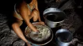 Женщины мацэс готовят масато. Регион Лорето (Перу). 2019