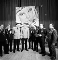 Иван Кожедуб (справа) вручает советским космонавтам медали имени С. П. Королева и дипломы имени Ю. А. Гагарина. 1973