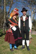 Испанцы. Пара в традиционной одежде в Монтеэрмосо