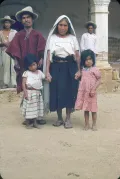 Мексиканская семья. В центре – женщина в ребосо