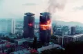 Горящие после обстрела небоскрёбы UNIS (башни «Момо» и «Узеир»), улица Тршчанска (Сараево). 8 июня 1992