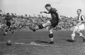 Ференц Пушкаш во время футбольного матча. 1949