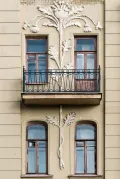 Балкон дома на Лиговском проспекте в Санкт-Петербурге