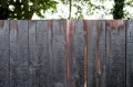 Деревянный забор, обработанный креозотом
