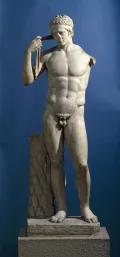 Диадумен (атлет, увенчивающий себя победной повязкой). Римская копия 1 в. с бронзовой статуи скульптора Поликтета ок. 430 до н. э.