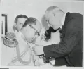 Посол США в Венесуэле Флетчер Уоррен вручает президенту Маркосу Пересу Хименесу орден «Легион почёта». 12 ноября 1954