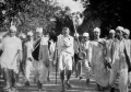 Махатма Ганди со сторонниками во время Соляного похода. 1930
