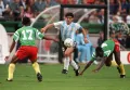 Аргентинский форвард Диего Марадона в матче со сборной Камеруна