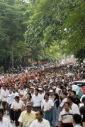 Протестующие проходят по улицам Янгона во время самой масштабной антиправительственной демонстрации «Шафрановой революции». 24 сентября 2007