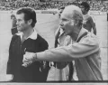 Главный тренер сборной Кувейта Марио Загалло показывает судье матча, что добавленное время вышло. 1977