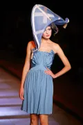 Модель женской одежды. Модный дом Christian Dior. Дизайнер Джон Гальяно. Коллекция весна/лето 2009