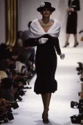 Инес де Ла Фресанж демонстрирует одежду от модного дома Chanel. Дизайнер Карл Лагерфельд. 1983