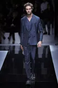 Модель мужской одежды из линии Emporio Armani. Модный дом Giorgio Armani S.p.A. Дизайнер Джорджо Армани. Коллекция весна/лето 2017