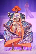 Модель женской одежды. Дизайнер Жан-Поль Готье. Коллекция весна/лето 2020