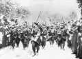 Толпа людей приветствует колонну французских войск, отправляющихся на фронт. 1914–1916