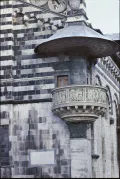 Амвон на фасаде собора в Прато. 1434–1438. Архитекторы До­на­тел­ло, Ми­ке­лоц­цо ди Бар­то­лом­ео