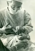 Сергей Юдин выполняет анестезию. 1952