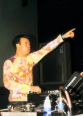 Пол Окенфолд за диджейским пультом на Гластонберийском фестивале. 1999 