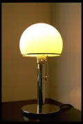 Настольная лампа «Wagenfeld Style WG 24 / Bauhaus Lampe». 1924. Дизайнеры Карл Юккер, Вильгельм Вагенфельд