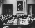 Министр иностранных дел Великобритании Энтони Иден подписывает англо-египетский договор. Форин-офис, Лондон. 26 августа 1936