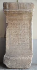 Пьедестал для статуи императора Адриана, поставленный декурионами муниципия Соррента. 121