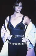Кристи Тарлингтон демонстрирует одежду модного дома Gianni Versace. Дизайнер Джанни Версаче. Коллекция осень/зима 1991–1992