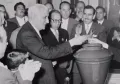 Премьер-министр Португалии Антониу Салазар голосует на президентских выборах. 8 июня 1958