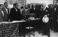 Лидер Радикальной республиканской партии Алехандро Леррус (справа на переднем плане) голосует на всеобщих парламентских выборах. 28 июня 1931