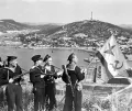 Морские пехотинцы Тихоокеанского флота ВМФ СССР поднимают советский военно-морской флаг в освобождённом городе Далянь (Порт-Артур). Август 1945