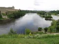 Река Нарва. Вид на Нарвский замок (Эстония)