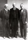 Франц Оппенгеймер (слева), Отто Варбург и Зелиг Соскин на 6-м Сионистском конгрессе. 1903